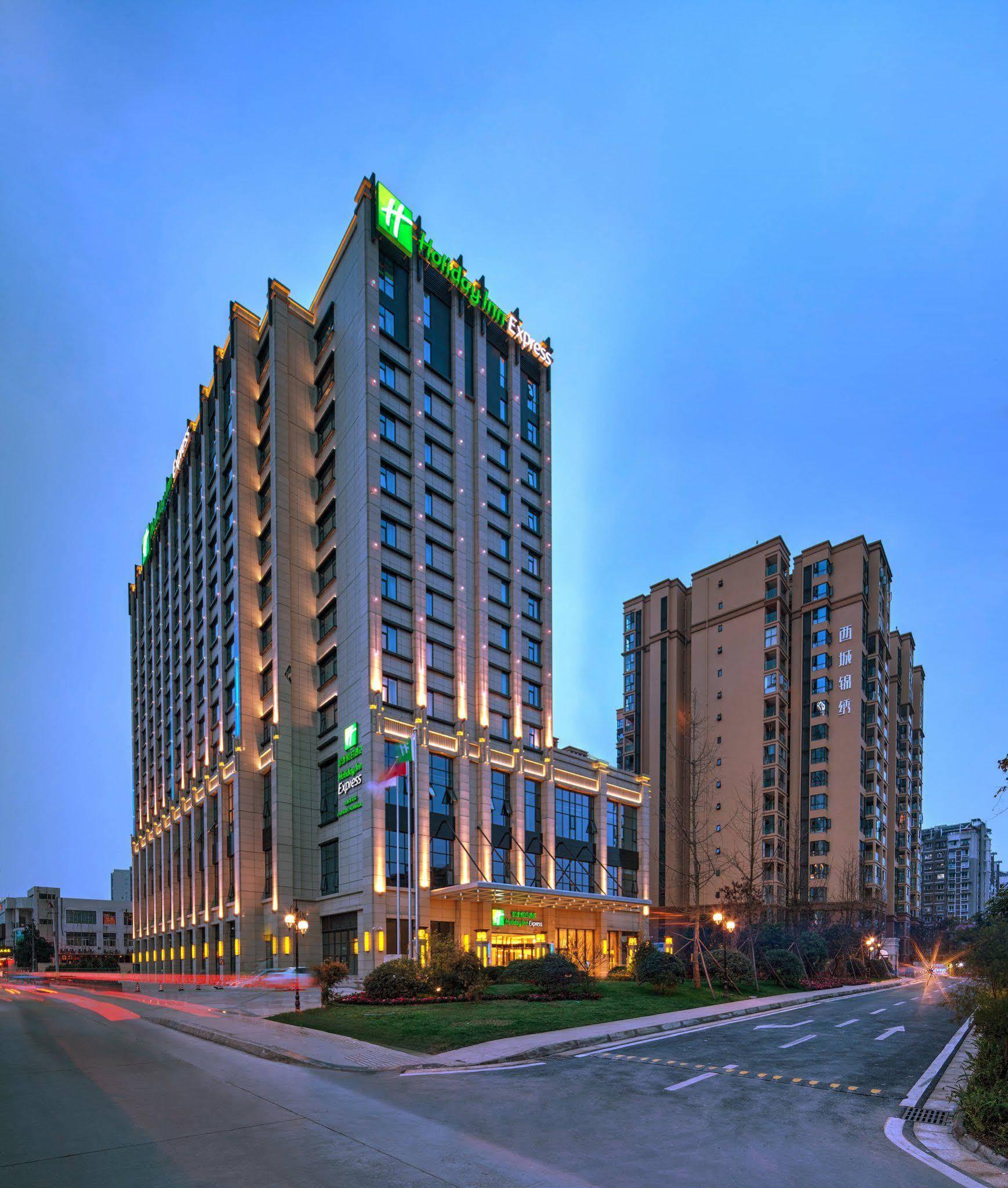 Holiday Inn Express Chengdu Huanhuaxi By Ihg-Near Jinsha Site Musem,Near Wuhou Temple Museum,Welcome Drinks,Free Gym,Free Self-Service Laundry 외부 사진