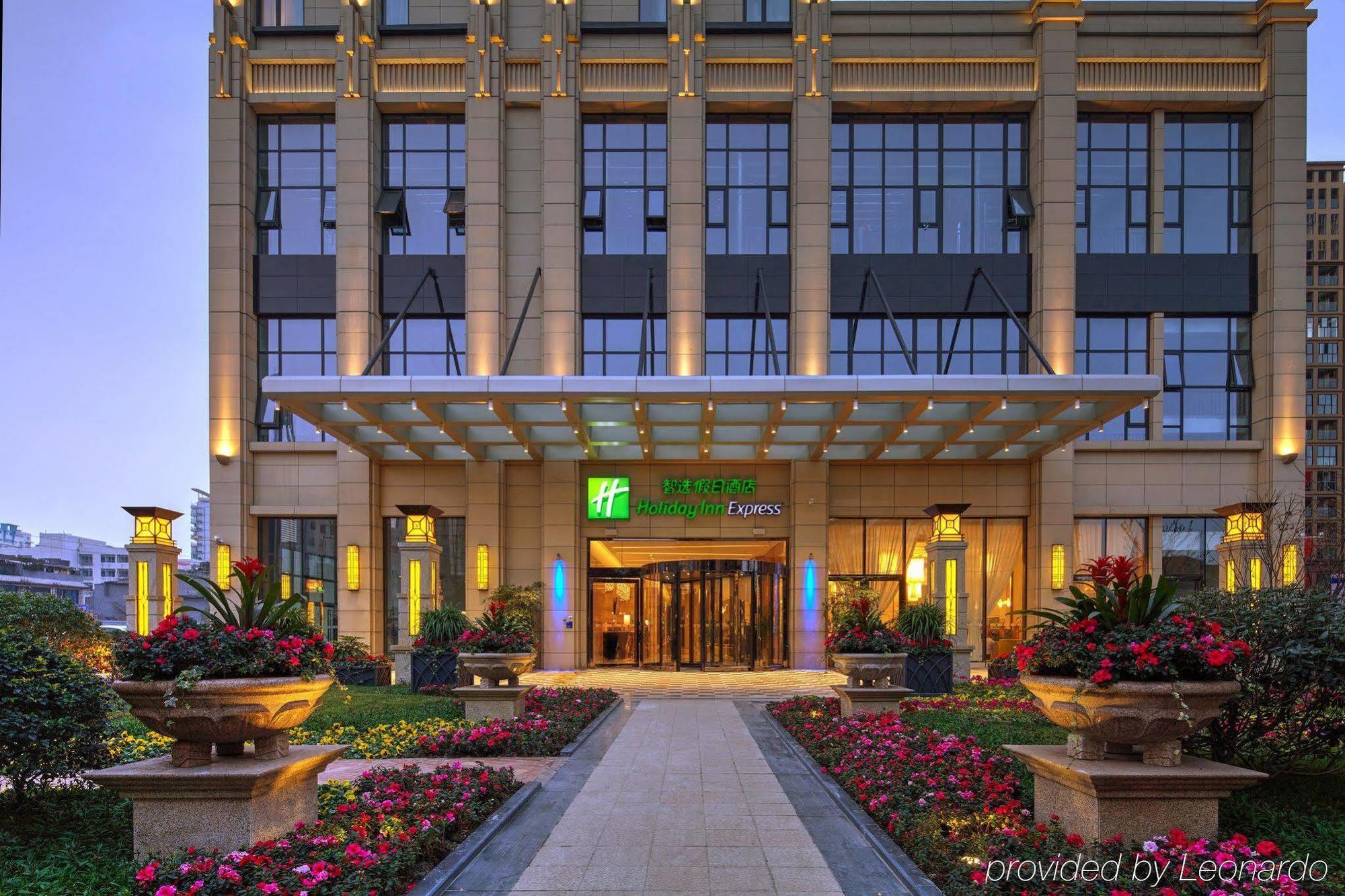Holiday Inn Express Chengdu Huanhuaxi By Ihg-Near Jinsha Site Musem,Near Wuhou Temple Museum,Welcome Drinks,Free Gym,Free Self-Service Laundry 외부 사진
